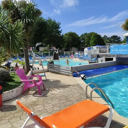 Camping Mobil-home 6/8 Personnes Au Domaine De Kerlann,