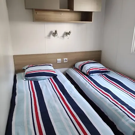 Camping Mobil-home 6/8 Personnes Au Domaine De Kerlann, *